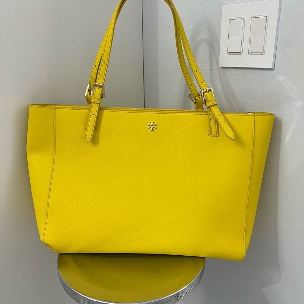 New Condition/ Tory Burch tote ☀️☀️